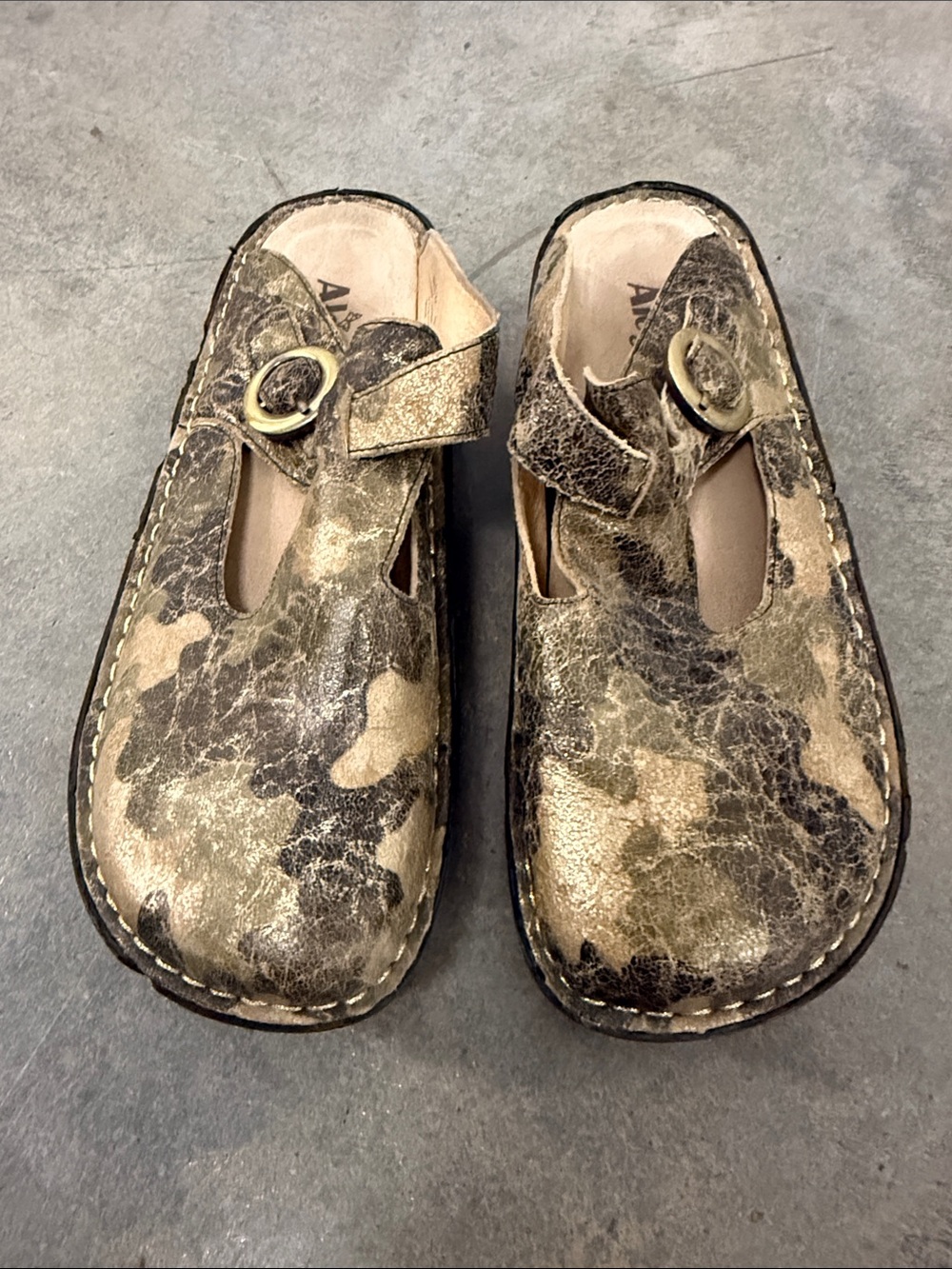 Women’s Metallic Camouflage Slip-On Clog with Buckle - Gold/Tan